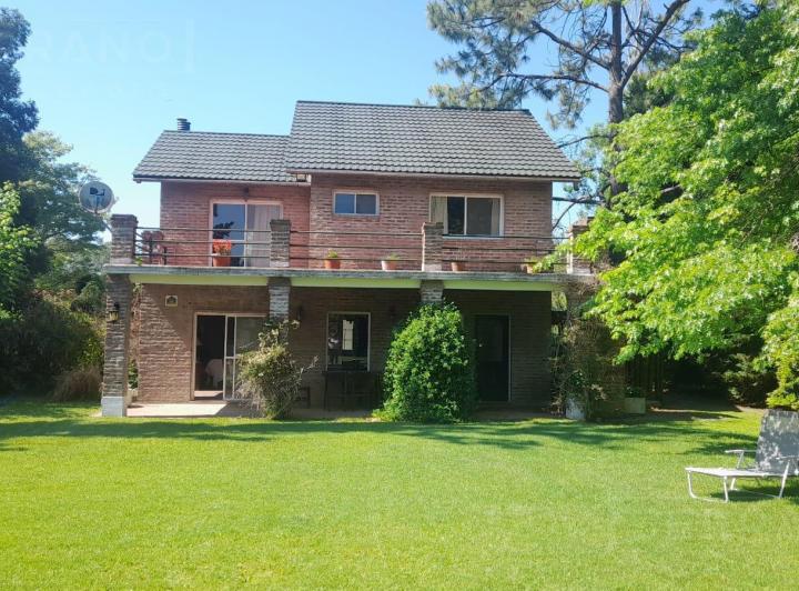 Casa · 320m² · 8 Ambientes · 2 Cocheras