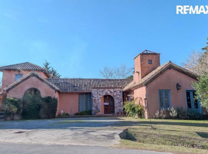 Casa · 220m² · 5 Ambientes · 2 Cocheras