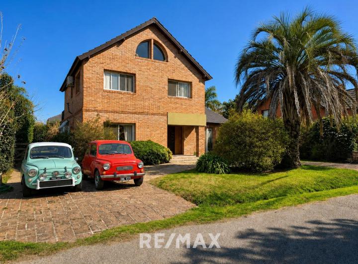 Casa · 180m² · 5 Ambientes · 2 Cocheras