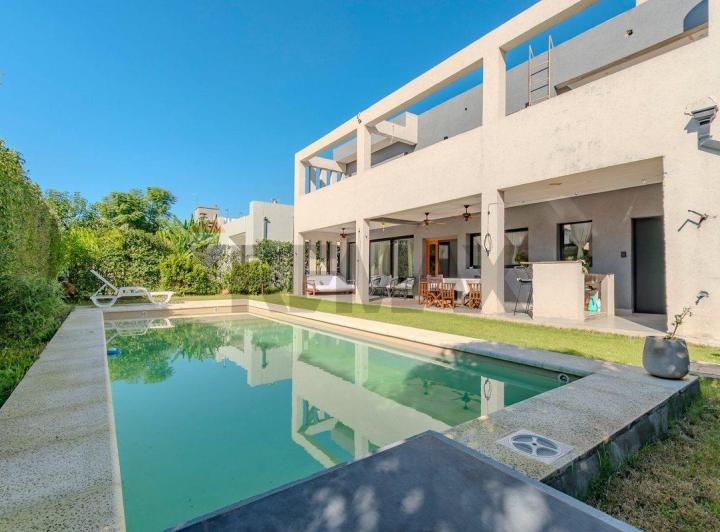 Casa · 243m² · 6 Ambientes · 1 Cochera