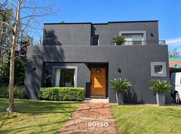 Casa · 230m² · 5 Ambientes · 2 Cocheras