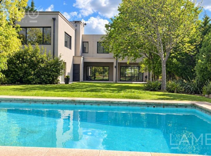 Casa · 337m² · 7 Ambientes · 3 Cocheras