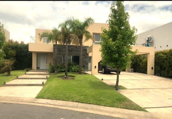 Casa · 340m² · 6 Ambientes