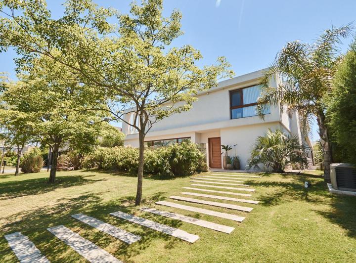 Casa · 550m² · 10 Ambientes · 3 Cocheras