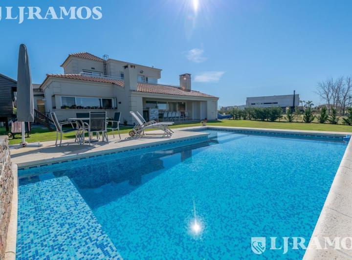 Casa · 210m² · 5 Ambientes · 2 Cocheras