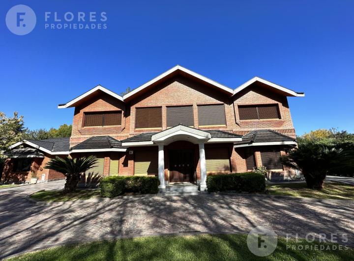 Casa · 398m² · 8 Ambientes · 3 Cocheras