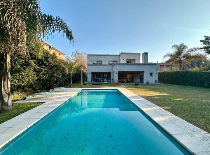 Casa · 444m² · 5 Ambientes · 4 Cocheras