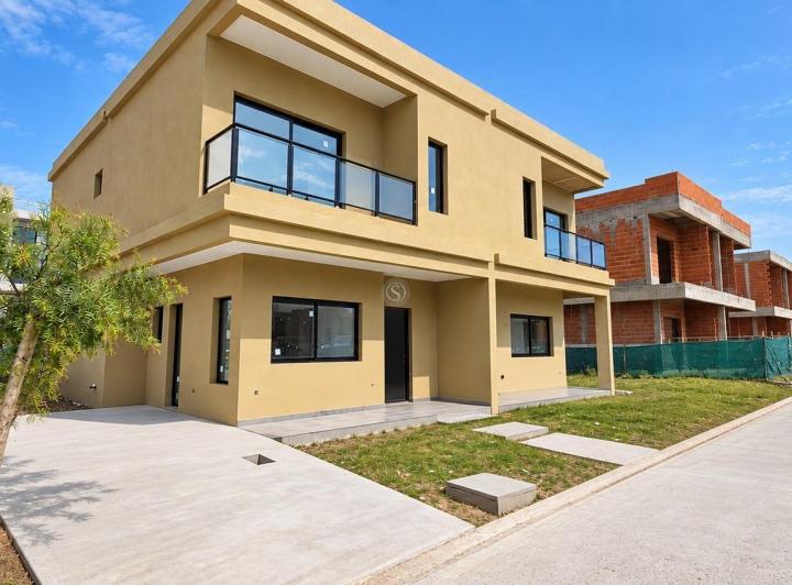 Casa · 176m² · 5 Ambientes · 2 Cocheras