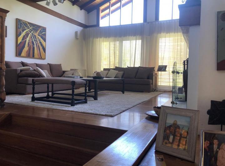 Casa · 440m² · 8 Ambientes · 2 Cocheras