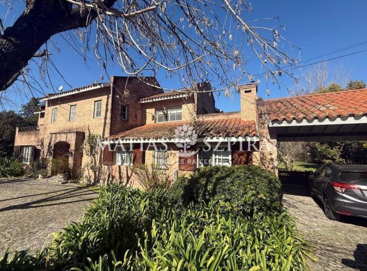 Casa · 440m² · 5 Ambientes · 2 Cocheras