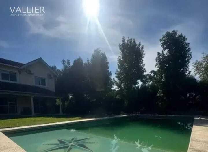 Casa · 200m² · 5 Ambientes · 2 Cocheras