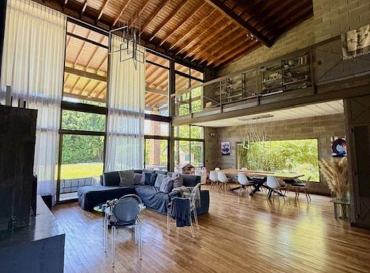 Casa · 830m² · 6 Ambientes · 1 Cochera