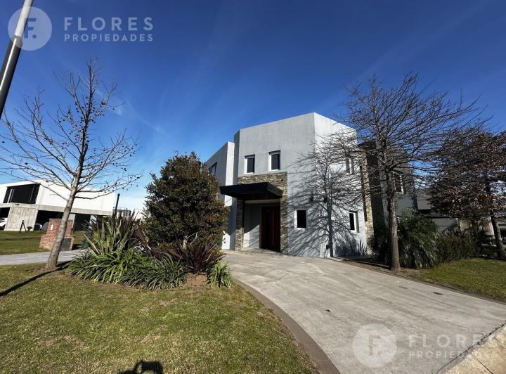 Casa · 283m² · 7 Ambientes · 2 Cocheras