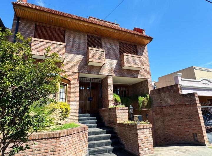 Casa · 238m² · 5 Ambientes · 2 Cocheras