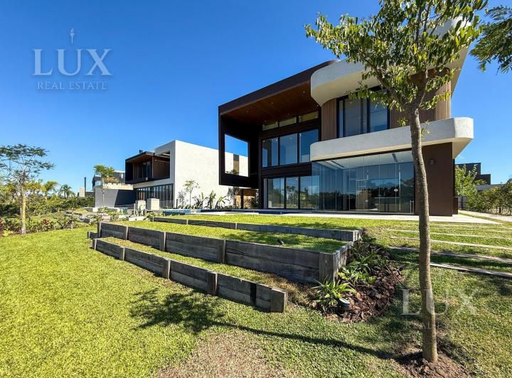 Casa · 550m² · 6 Ambientes · 4 Cocheras