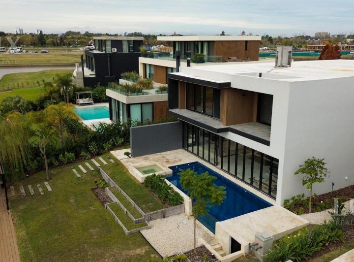 Casa · 550m² · 6 Ambientes · 2 Cocheras