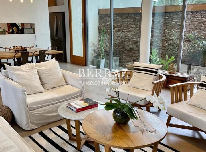 Casa · 220m² · 6 Ambientes · 2 Cocheras