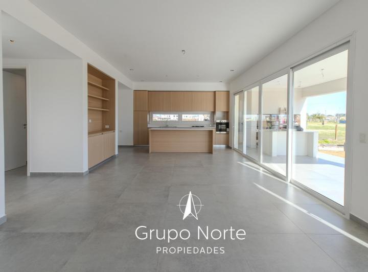 Casa · 249m² · 7 Ambientes · 4 Cocheras