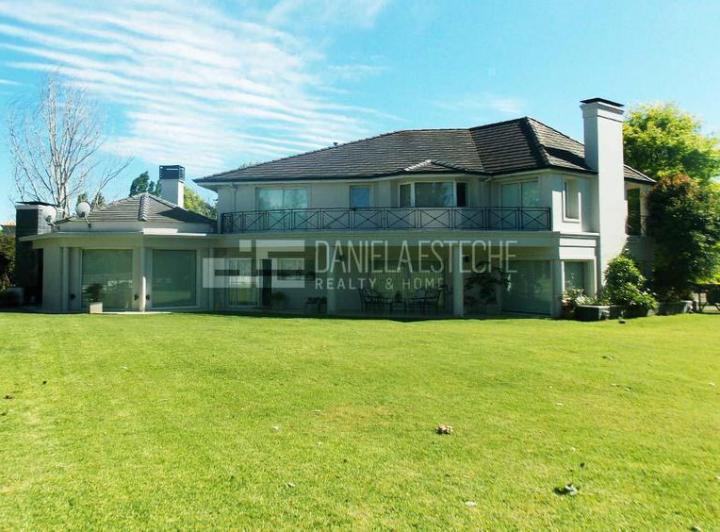 Casa · 370m² · 8 Ambientes · 2 Cocheras