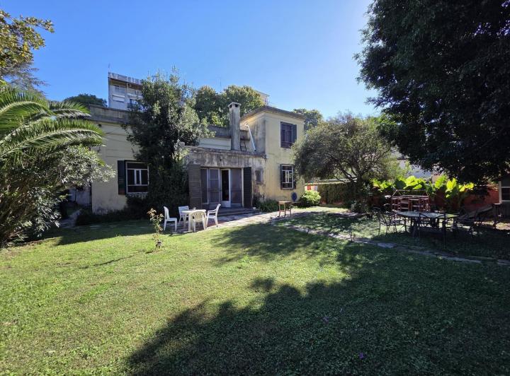 Casa · 246m² · 6 Ambientes · 1 Cochera