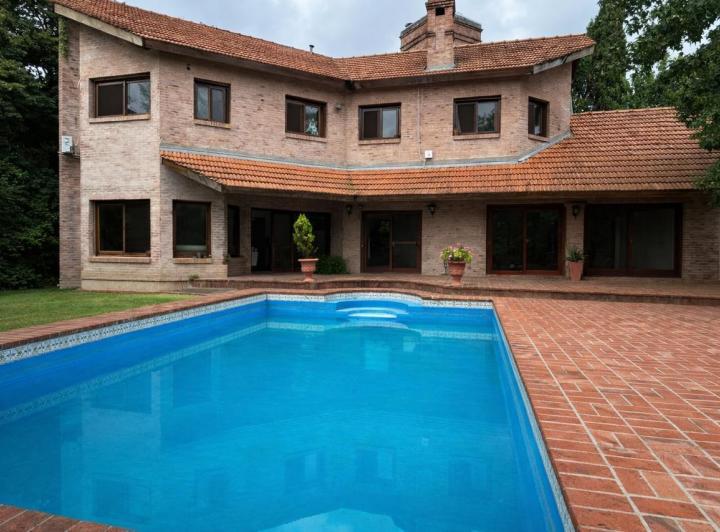 Casa · 360m² · 9 Ambientes · 2 Cocheras