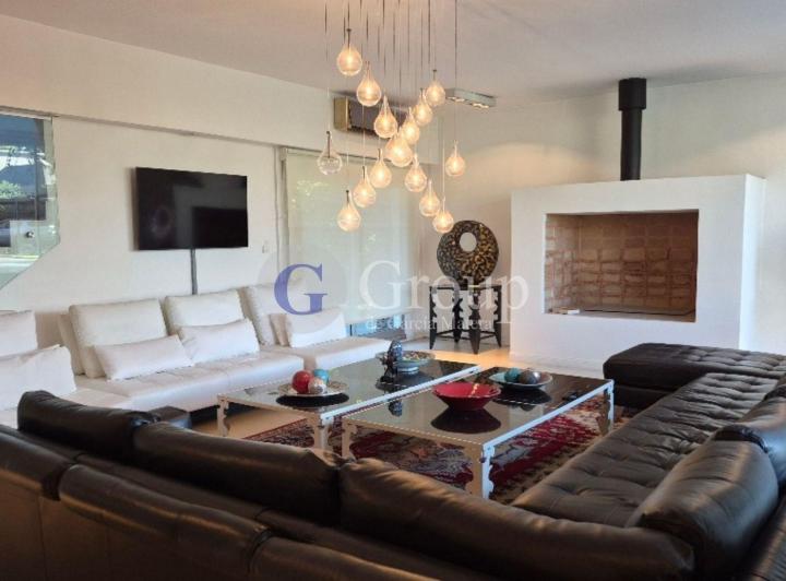 Casa · 550m² · 8 Ambientes · 1 Cochera