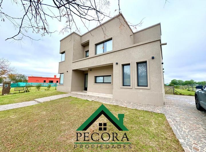 Casa · 226m² · 7 Ambientes · 2 Cocheras