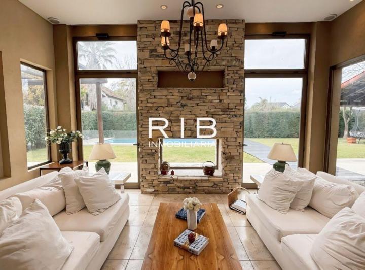 Casa · 340m² · 5 Ambientes · 2 Cocheras