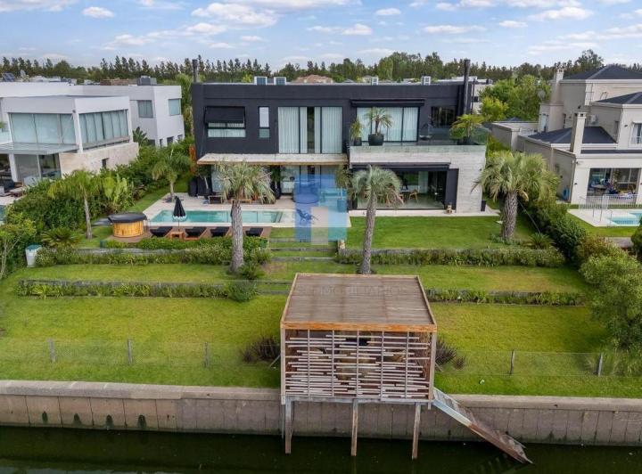 Casa · 605m² · 4 Dormitorios · 2 Cocheras