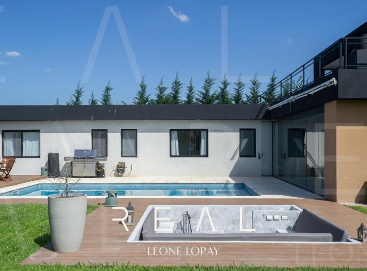 Casa · 222m² · 5 Ambientes · 2 Cocheras