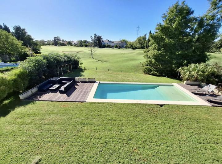 Casa · 380m² · 9 Ambientes · 4 Cocheras