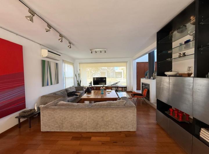 Casa · 267m² · 7 Ambientes · 4 Cocheras