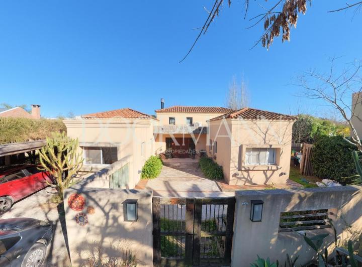 Casa · 169m² · 5 Ambientes · 4 Cocheras