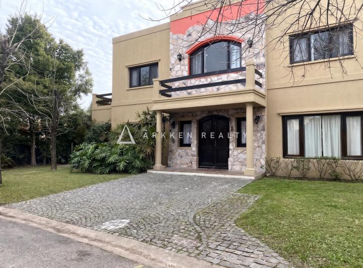 Casa · 180m² · 6 Ambientes · 3 Cocheras