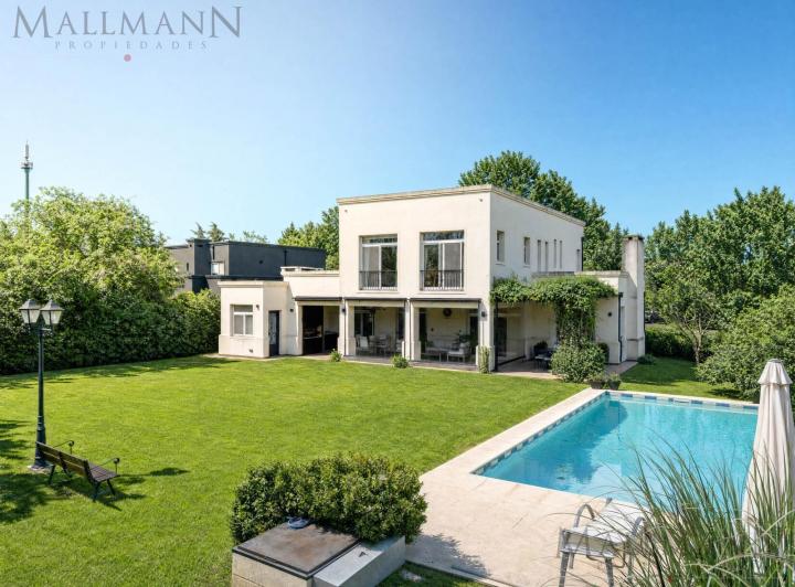 Casa · 267m² · 8 Ambientes · 2 Cocheras