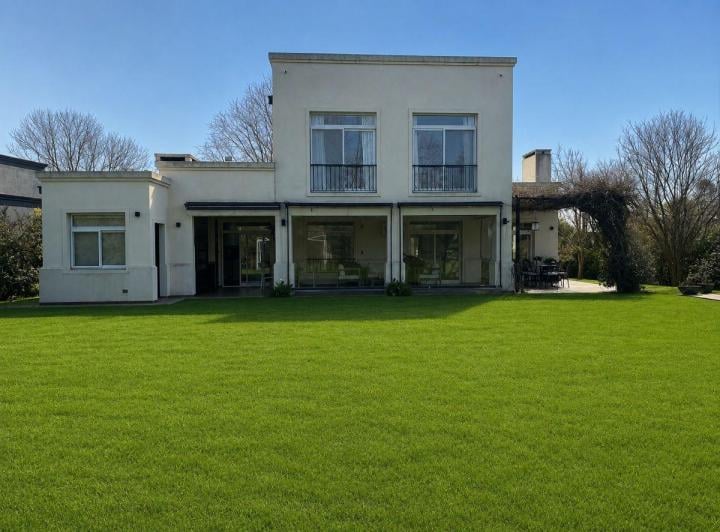 Casa · 245m² · 5 Ambientes · 2 Cocheras