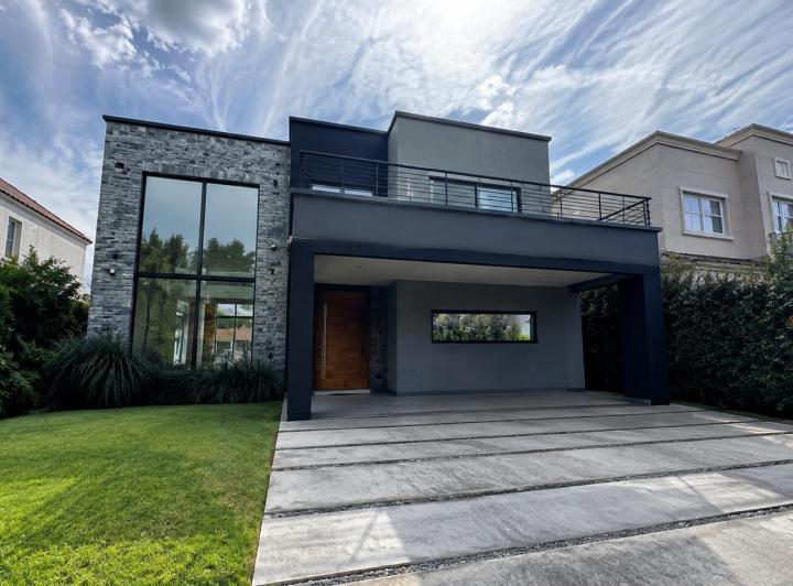 Casa · 287m² · 5 Ambientes · 2 Cocheras