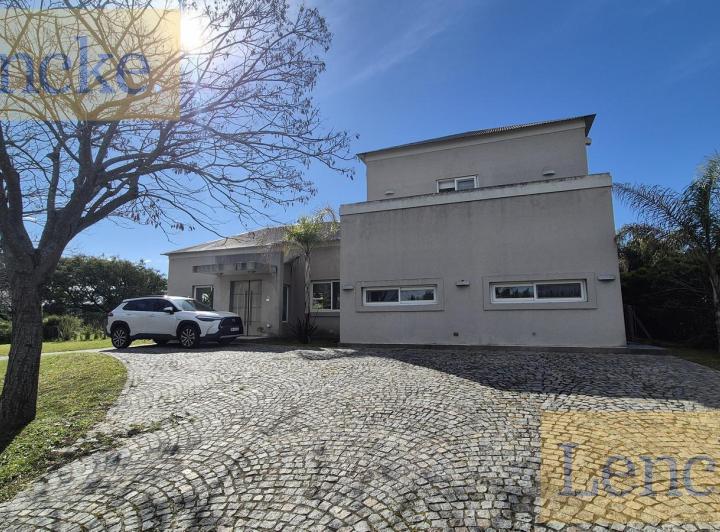Casa · 282m² · 5 Ambientes · 5 Cocheras