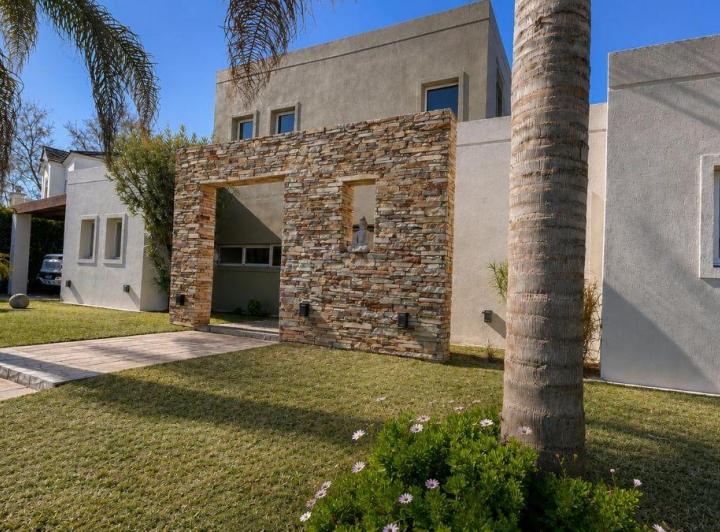Casa · 241m² · 4 Ambientes · 2 Cocheras