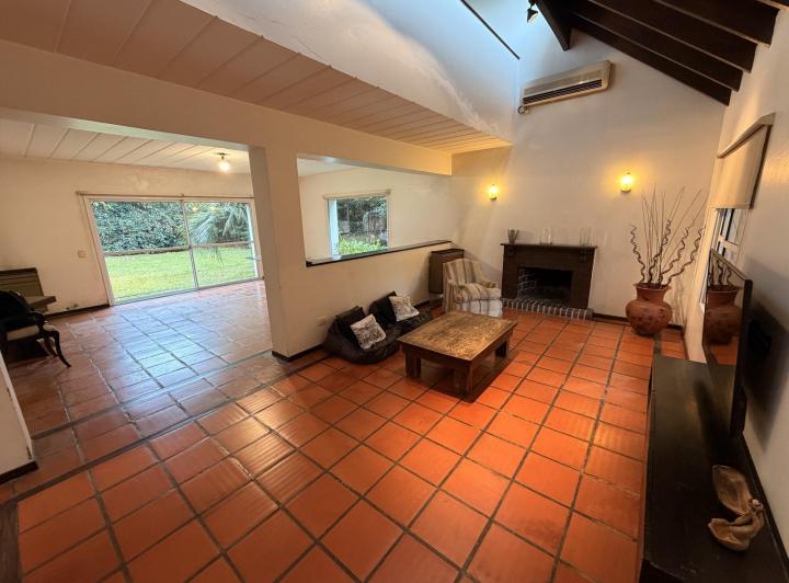 Casa · 230m² · 5 Ambientes · 3 Cocheras