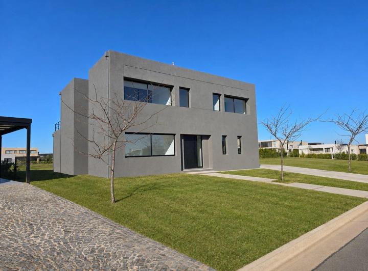 Casa · 327m² · 6 Ambientes · 2 Cocheras