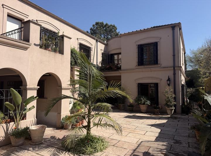 Casa · 365m² · 5 Dormitorios · 4 Cocheras