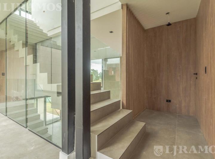 Casa · 403m² · 7 Ambientes · 2 Cocheras