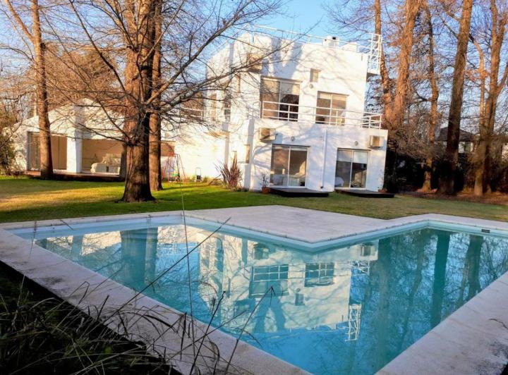 Casa · 298m² · 7 Ambientes