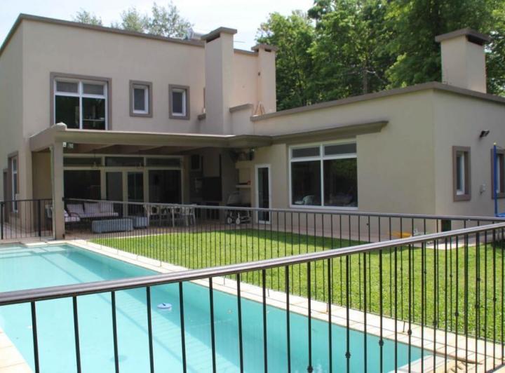 Casa · 328m² · 5 Ambientes · 2 Cocheras