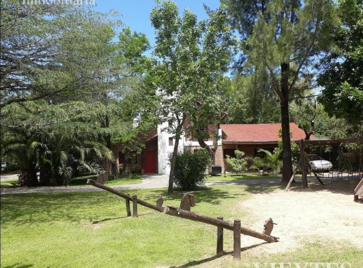 Casa · 220m² · 7 Ambientes · 4 Cocheras