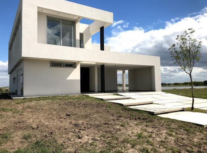 Casa · 302m² · 5 Ambientes · 1 Cochera