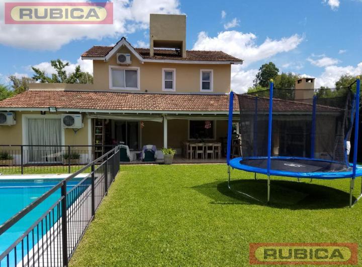 Casa · 220m² · 5 Ambientes · 2 Cocheras