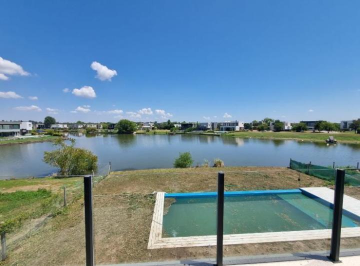 Casa · 250m² · 7 Ambientes · 2 Cocheras