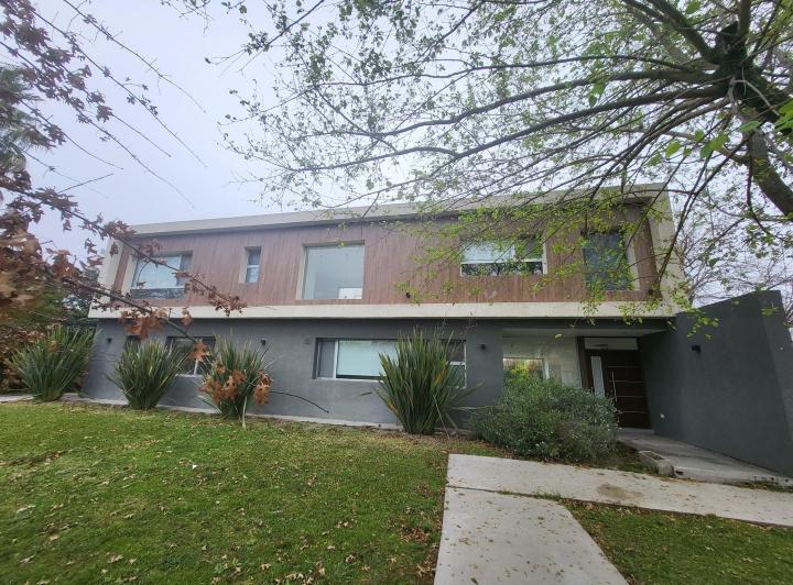 Casa · 185m² · 5 Ambientes · 2 Cocheras